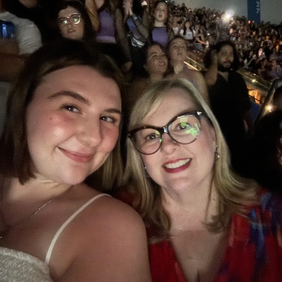 Meet your Posher, Leslie - Picture 2 of 4